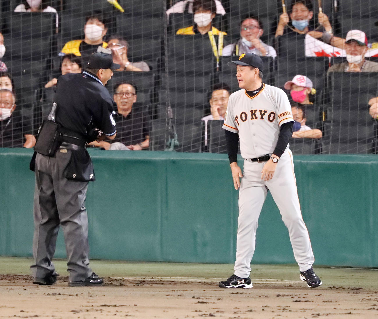阪神対巨人　7回裏阪神2死一、三塁、原監督はボーアに右翼アルプススタンドへファウルを打たれた直後、投手交代を告げる（撮影・加藤哉）