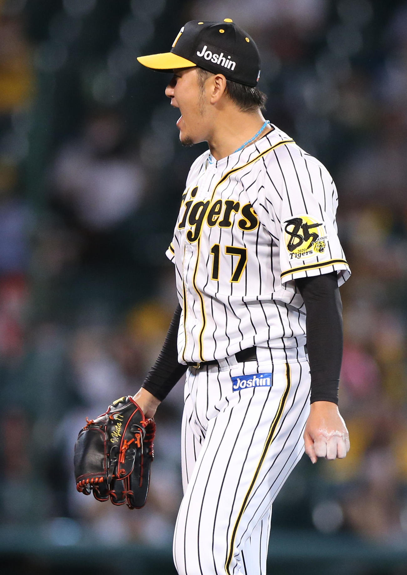 阪神対巨人　8回表巨人2死満塁、岩貞は増田から三振を奪い雄たけびをあげる（撮影・上山淳一）
