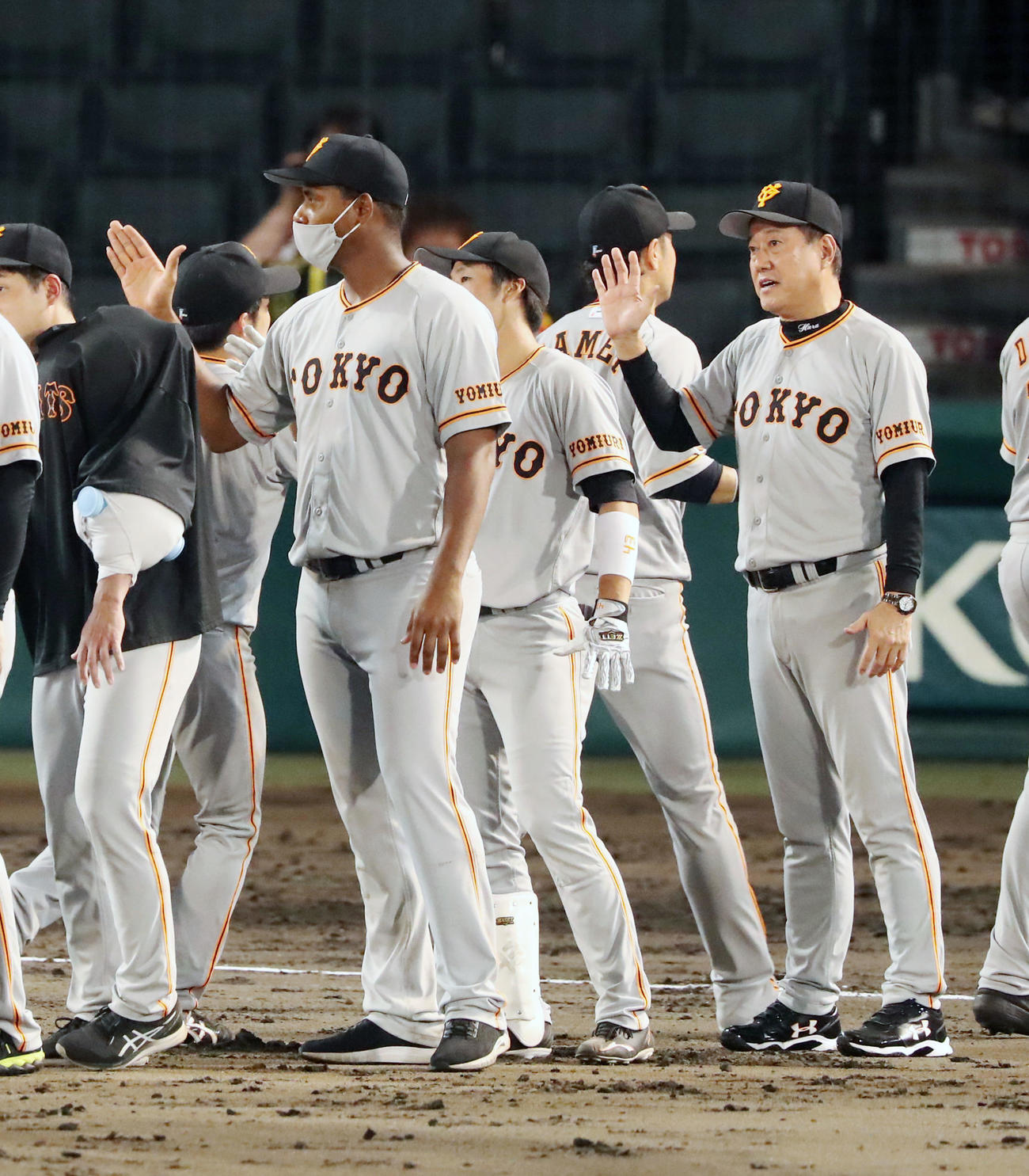 阪神対巨人　阪神に勝利しナインをエアタッチで迎える原監督、左はメルセデス（撮影・加藤哉）