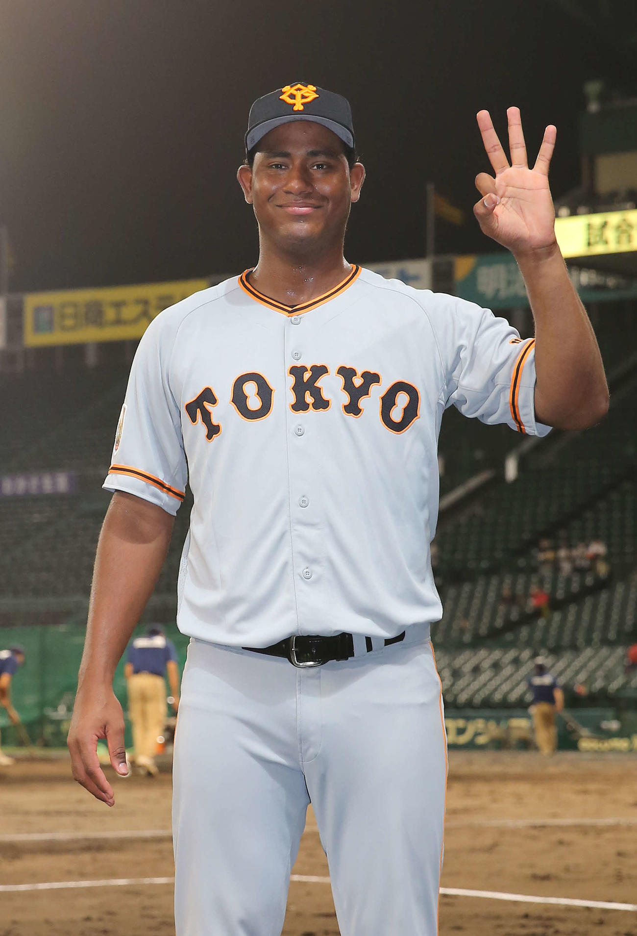 阪神対巨人　阪神を下し、3勝目ポーズで笑顔を見せるメルセデス（撮影・河野匠）
