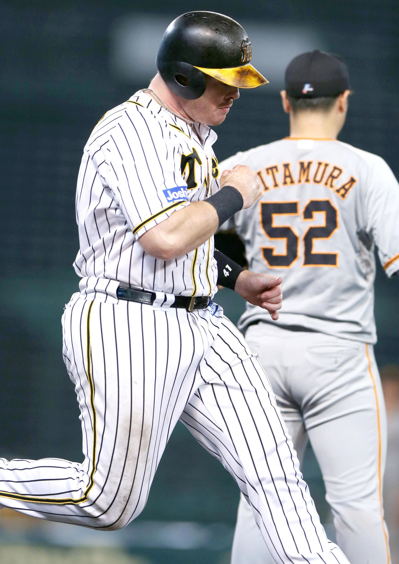 阪神対巨人　7回裏阪神2死一、三塁、ボーアは三塁適時内野安打を放ちガッツポーズ（撮影・上山淳一）