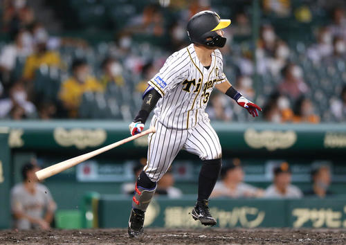 阪神対巨人　9回裏阪神無死、糸原は左越え本塁打を放つ（撮影・上山淳一）