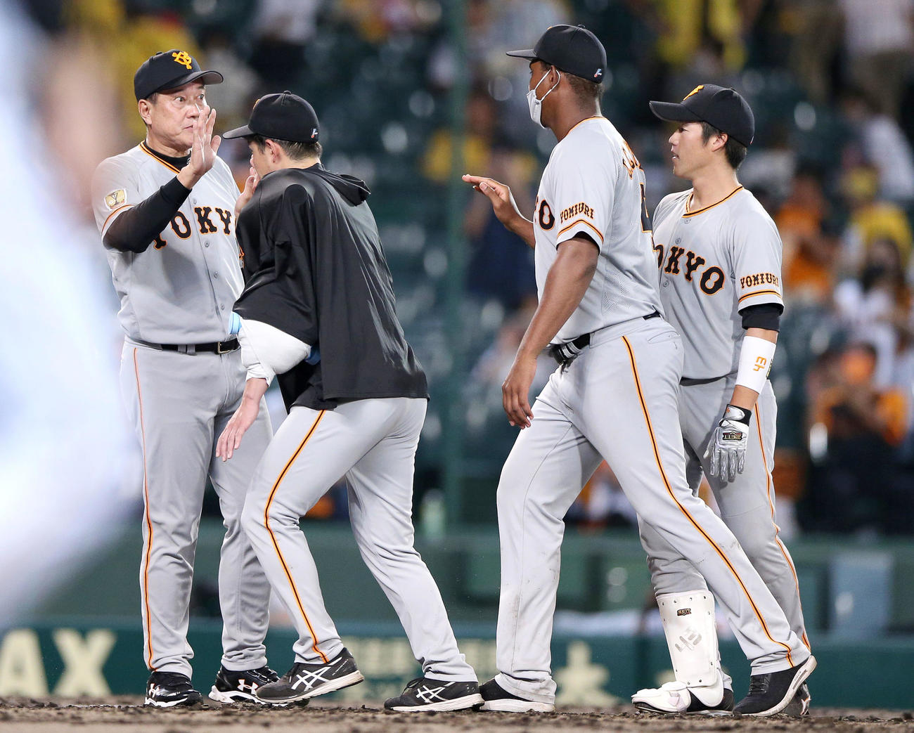 阪神対巨人　巨人原監督（左）は勝利投手のメルセデス（左から2人目）とタッチする（撮影・上山淳一）