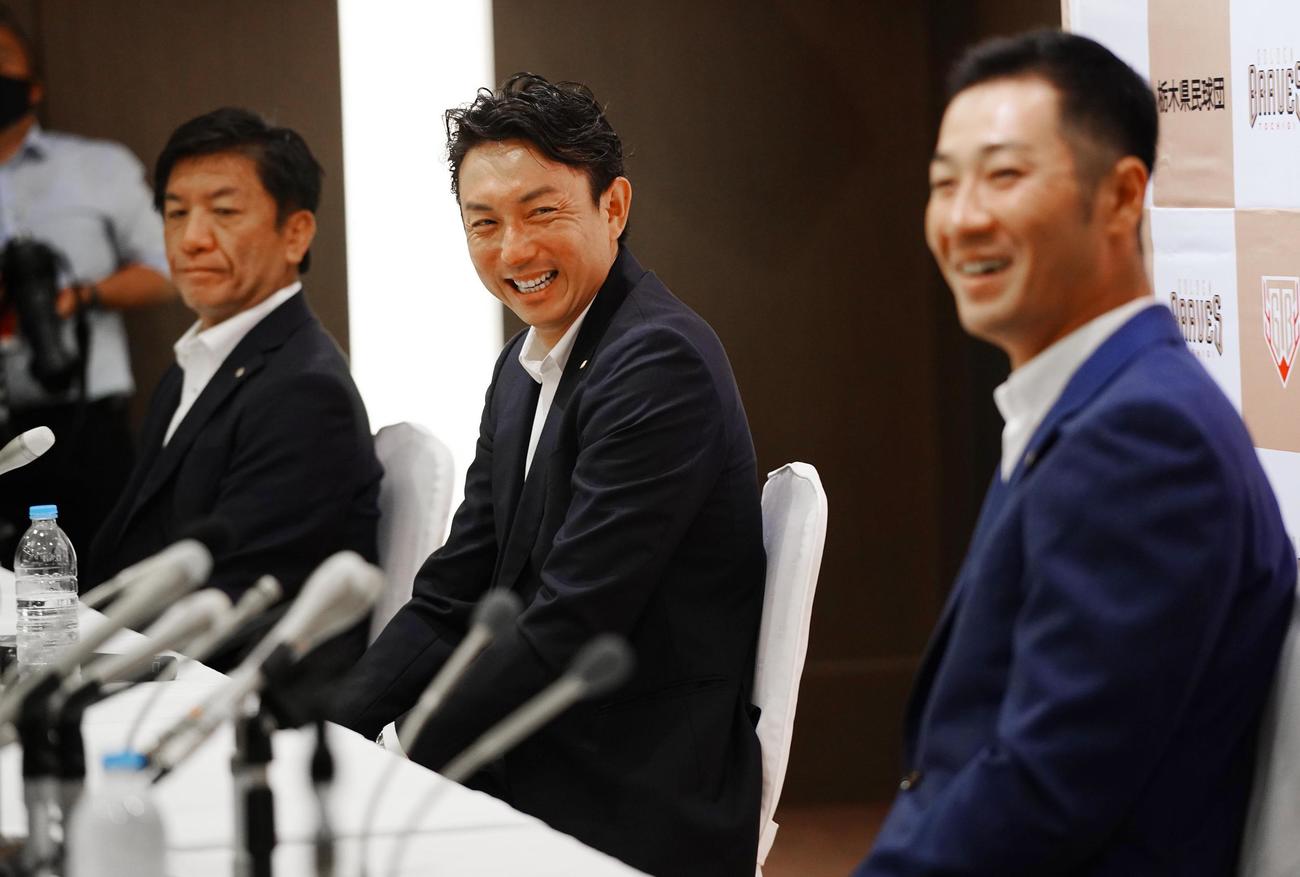 入団会見で西岡（右）と爆笑トークを繰り返すBC栃木・川崎。左は江部球団社長（撮影・菅敏）