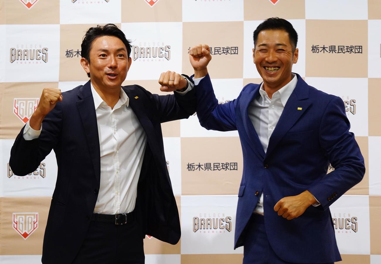 入団会見のフォトセッションで西岡（右）とタッチをする栃木・川崎（撮影・菅敏）