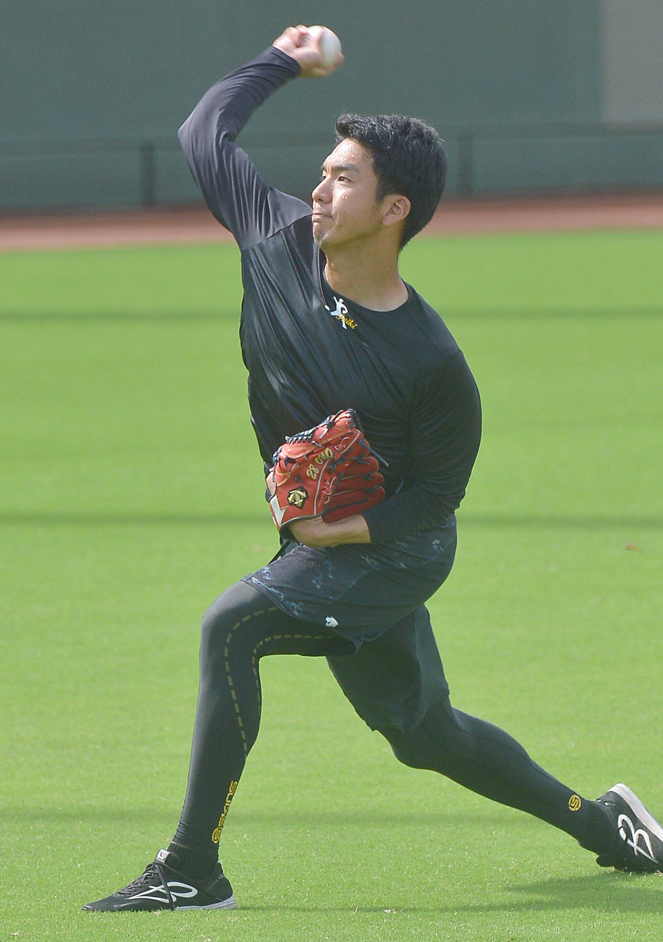 キャッチボールする阪神小野泰己（2020年9月7日代表撮影）
