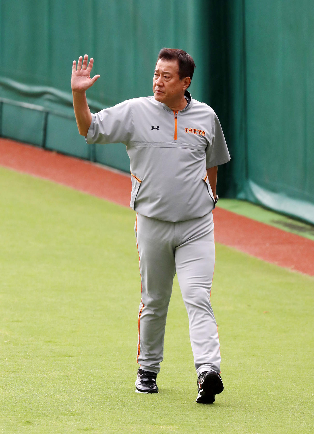 阪神戦の試合前、外野を歩く原監督（撮影・加藤哉）