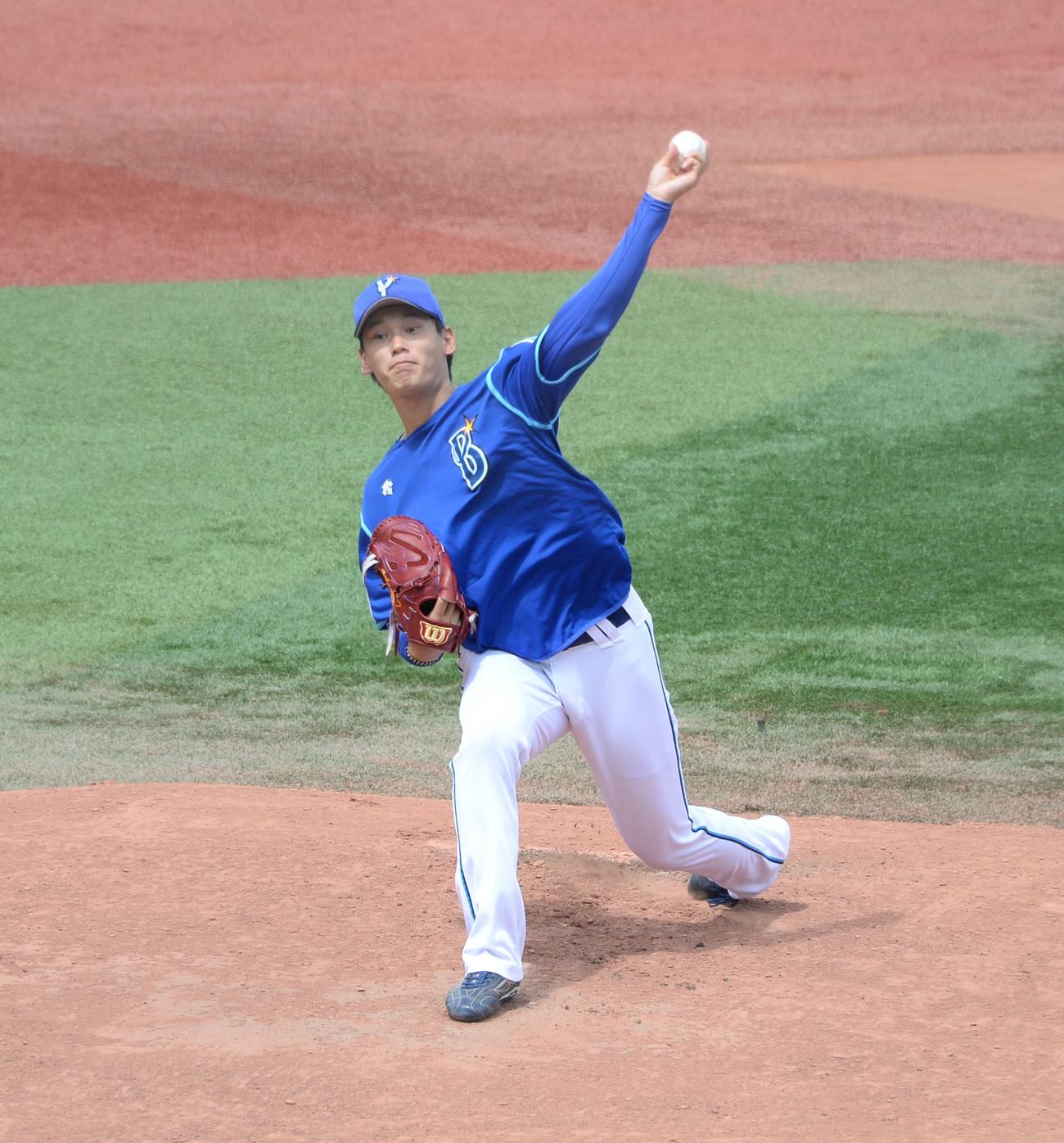 横浜スタジアムでマウンドの感触を確かめるDeNA坂本（撮影・鈴木正章）