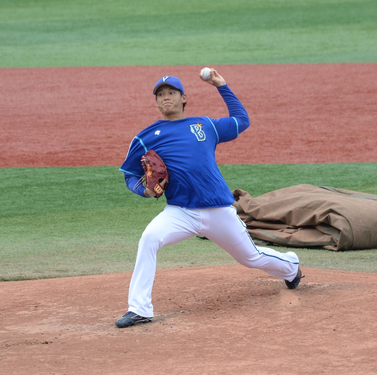 横浜スタジアムでマウンドの感触を確かめるDeNA坂本（撮影・鈴木正章）