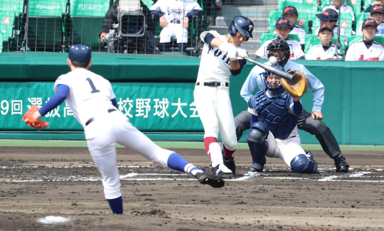 第89回センバツ高校野球決勝の履正社戦で、6回表大阪桐蔭無死、右越え本塁打を放つ大阪桐蔭時代の藤原恭大（2017年4月1日撮影）