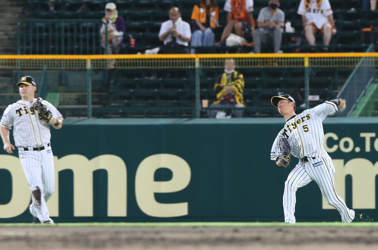 阪神対巨人　3回表巨人1死満塁、中堅手近本（右）は松原の打球を捕球し送球が逸れ先制点を与える（撮影・上山淳一）