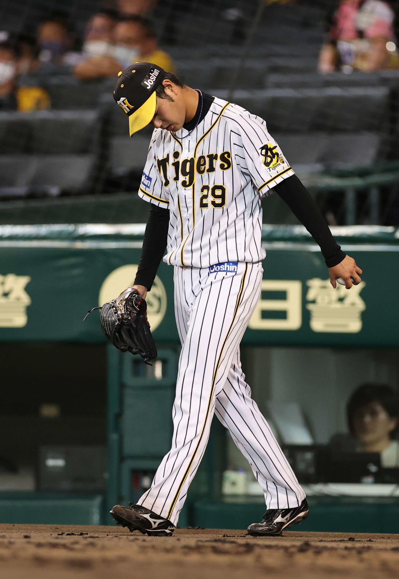 阪神対巨人　4回表巨人1死二、三塁、大城の中犠飛で追加点を許しうつむく高橋（撮影・河野匠）