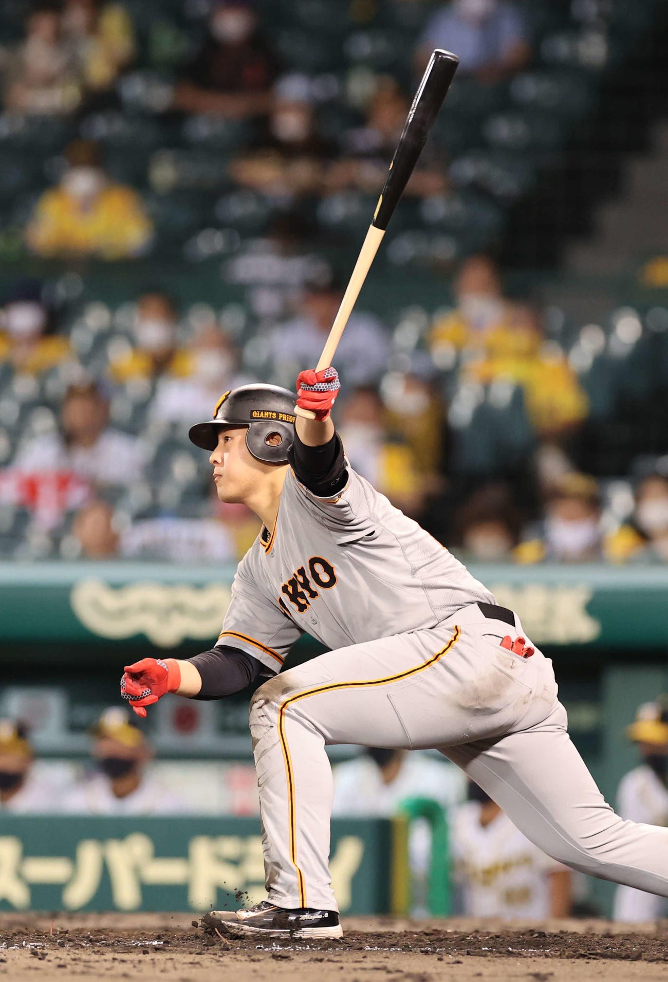 阪神対巨人　5回表巨人1死一、二塁、適時打を放つ岡本（撮影・河野匠）