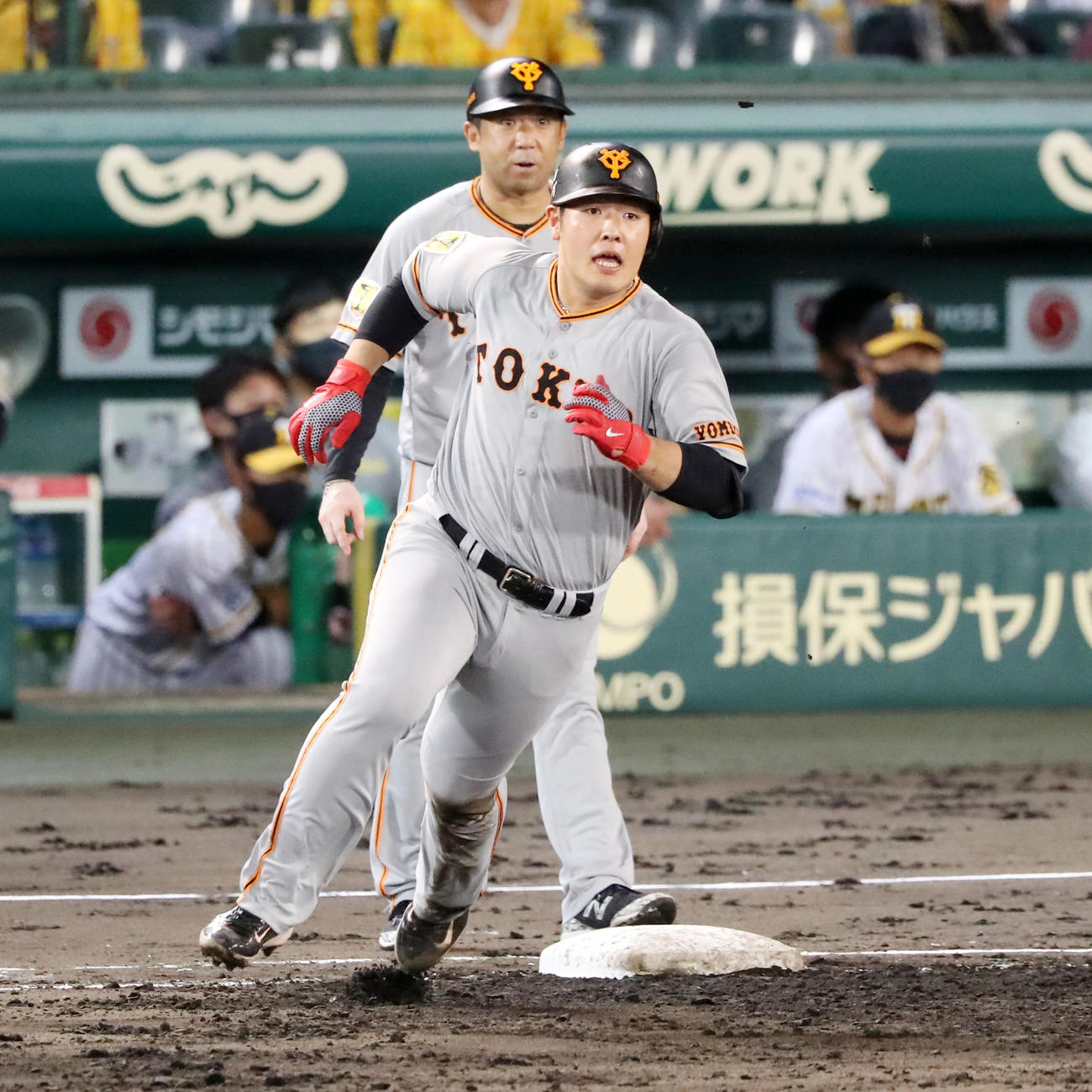 阪神対巨人　5回表巨人1死一、三塁、岡本は左越え適時二塁打を放つ（撮影・加藤哉）