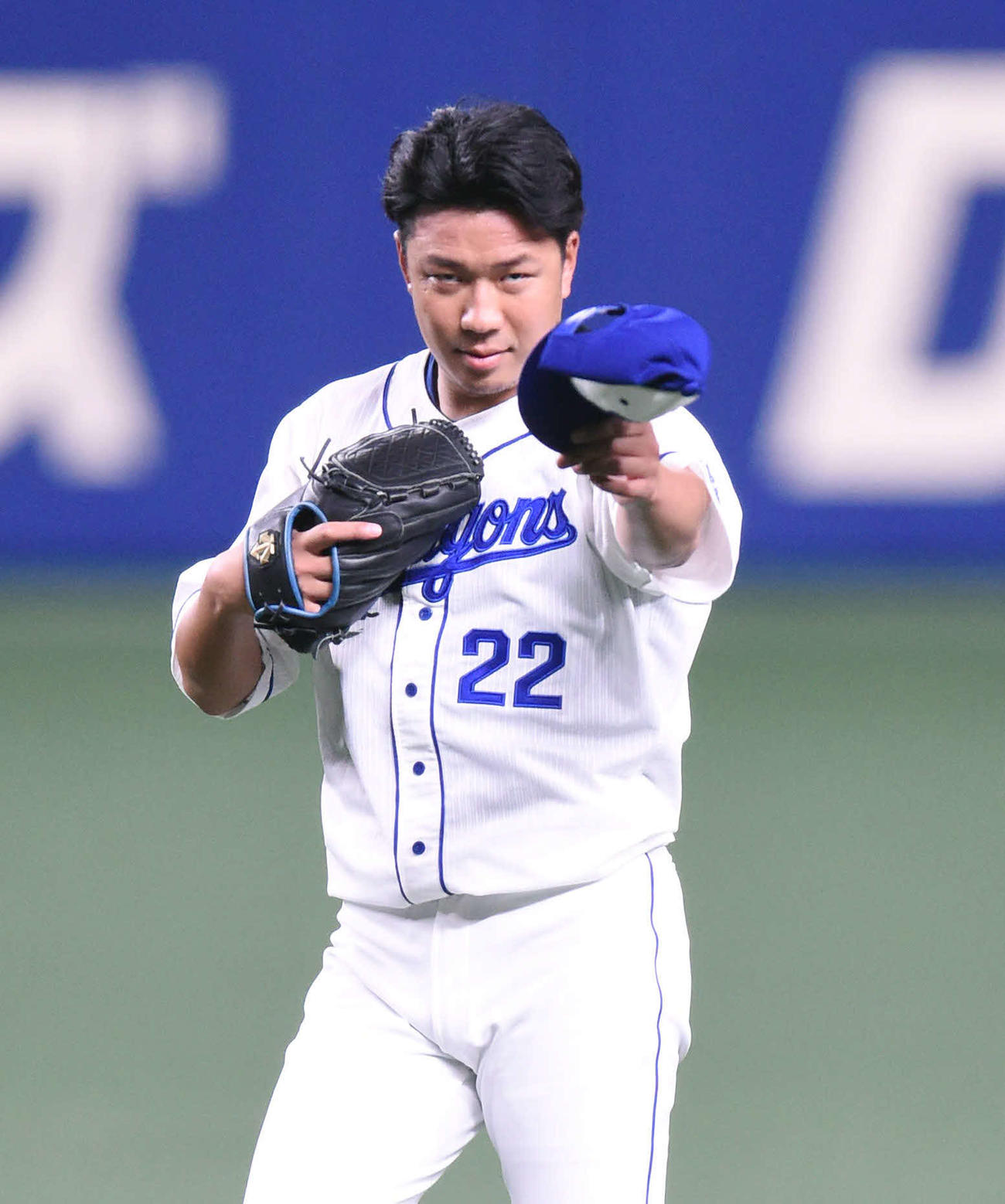 プロ野球・中日投手練習　キャッチボールを終えあいさつする大野雄大（撮影・森本幸一）