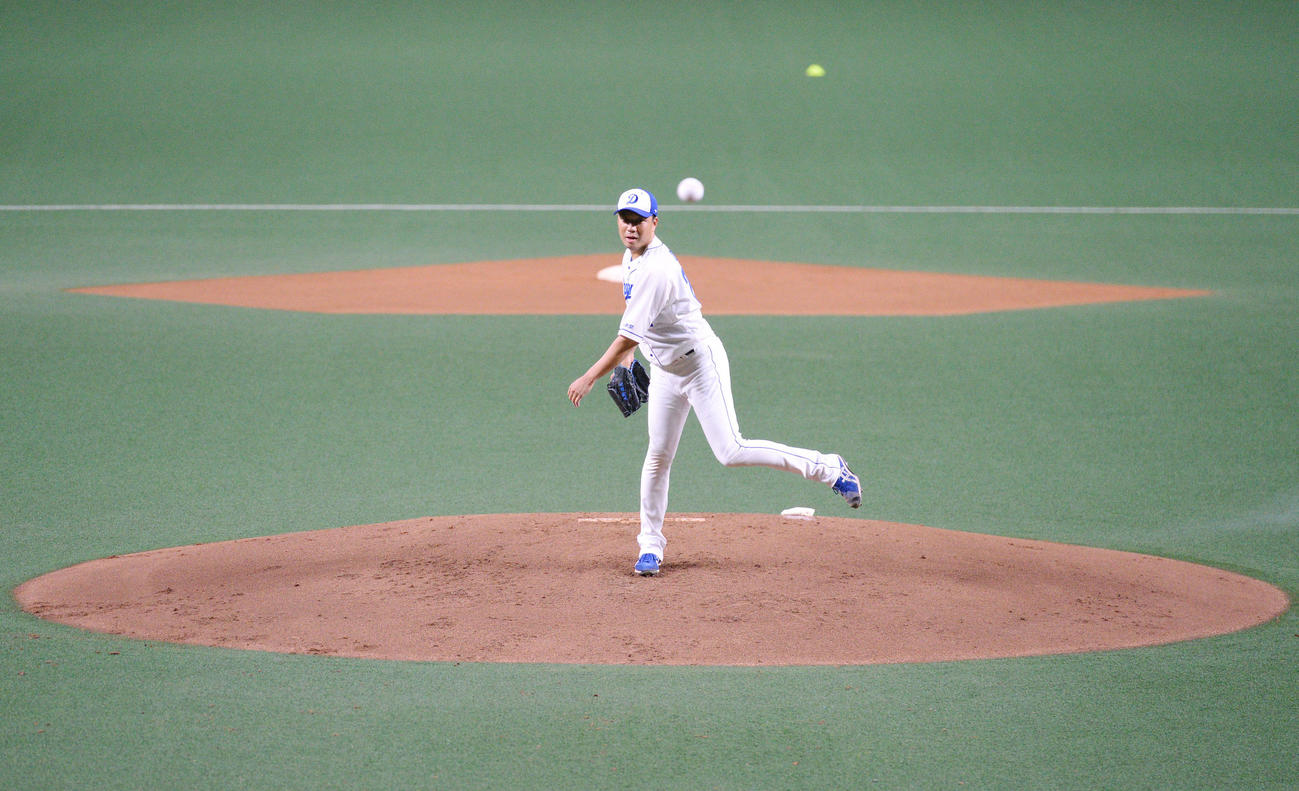 プロ野球・中日投手練習　マウンドで投球練習を行う大野雄大（撮影・森本幸一）