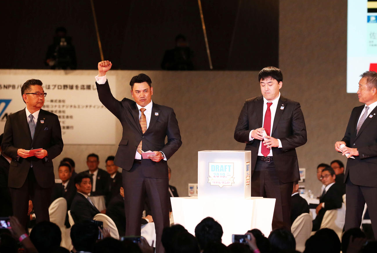 昨年のドラフト会議で大船渡・佐々木朗希の交渉権を獲得しガッツポーズするロッテ井口資仁監督（左から2人目）（2019年10月17日撮影）
