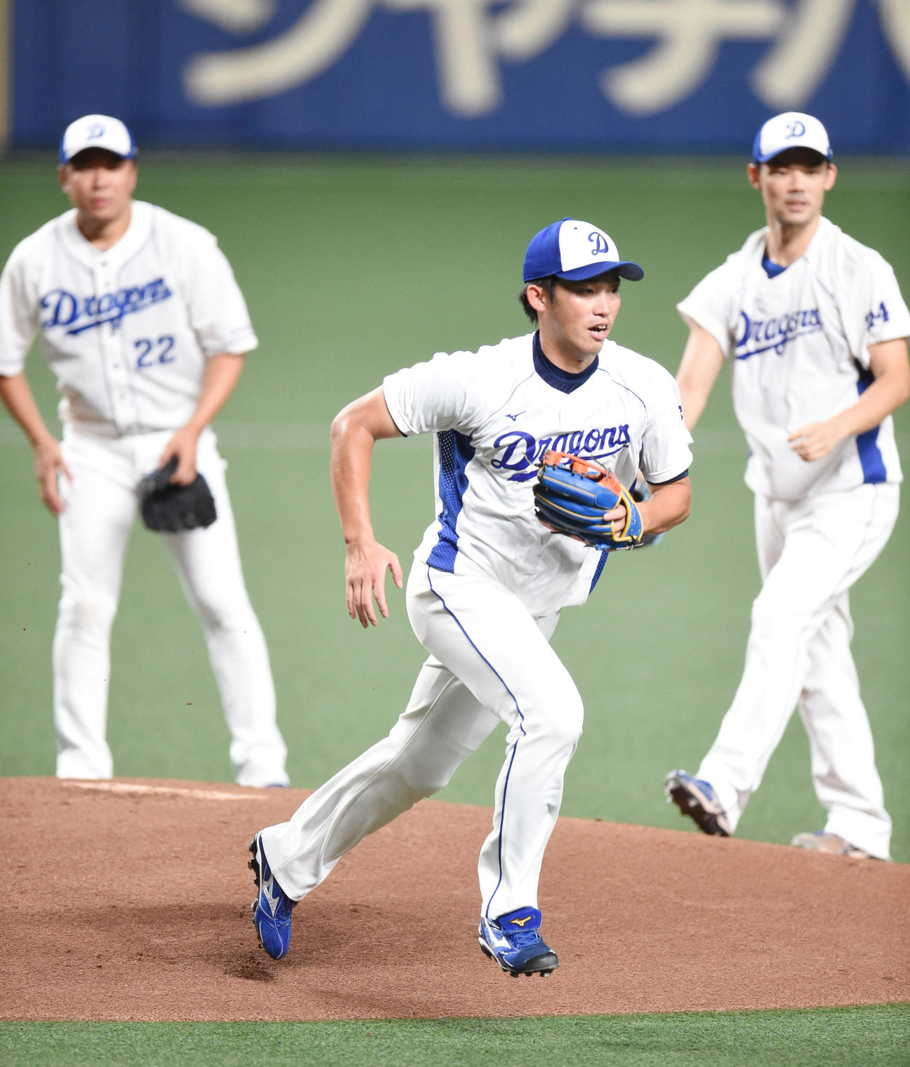プロ野球・中日投手練習　ノックを受ける岡野祐一郎（中央）（撮影・森本幸一）