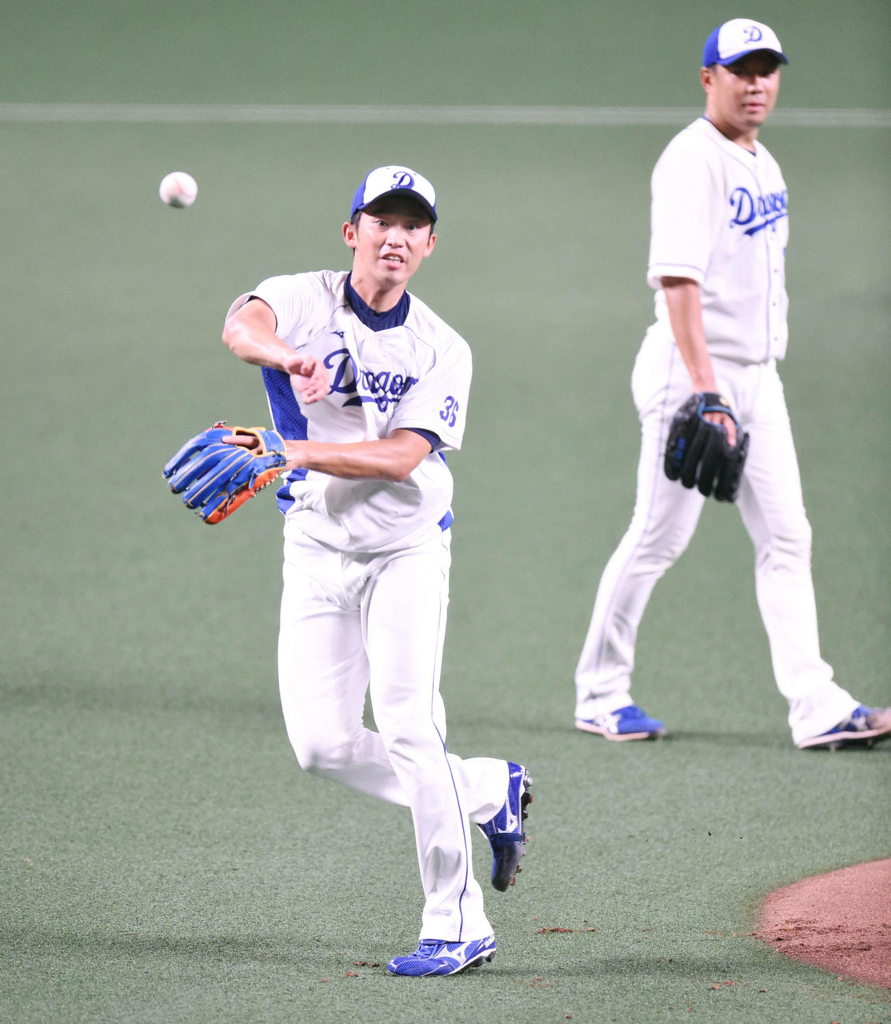 プロ野球・中日投手練習　ノックを受ける岡野祐一郎（左）（撮影・森本幸一）
