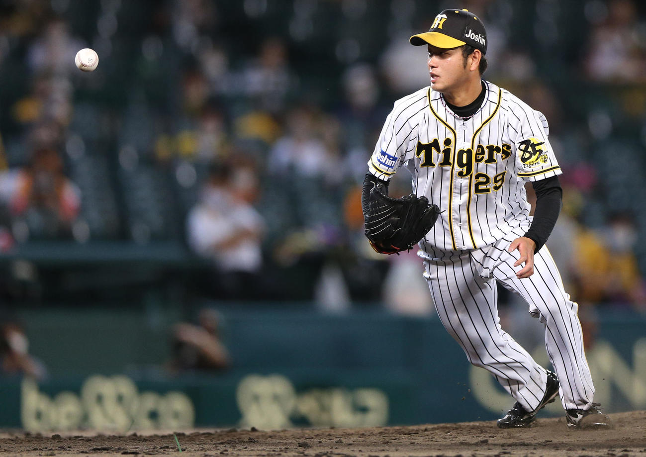 阪神対巨人　5回表巨人1死満塁、高橋は中島の打球を体に当てるが投ゴロ併殺に仕留める（撮影・上山淳一）