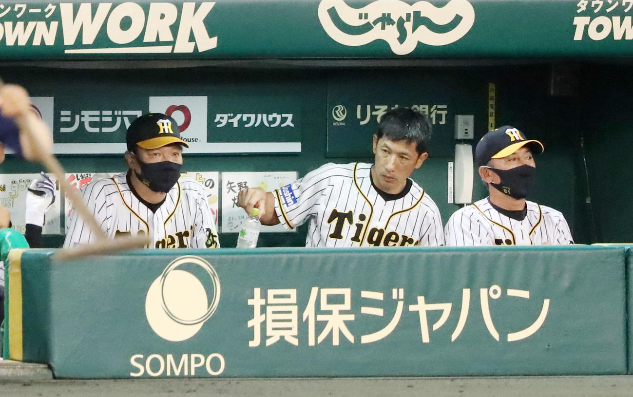 阪神対巨人　3回裏の攻撃を終えペットボトルに手を伸ばす矢野監督（撮影・加藤哉）