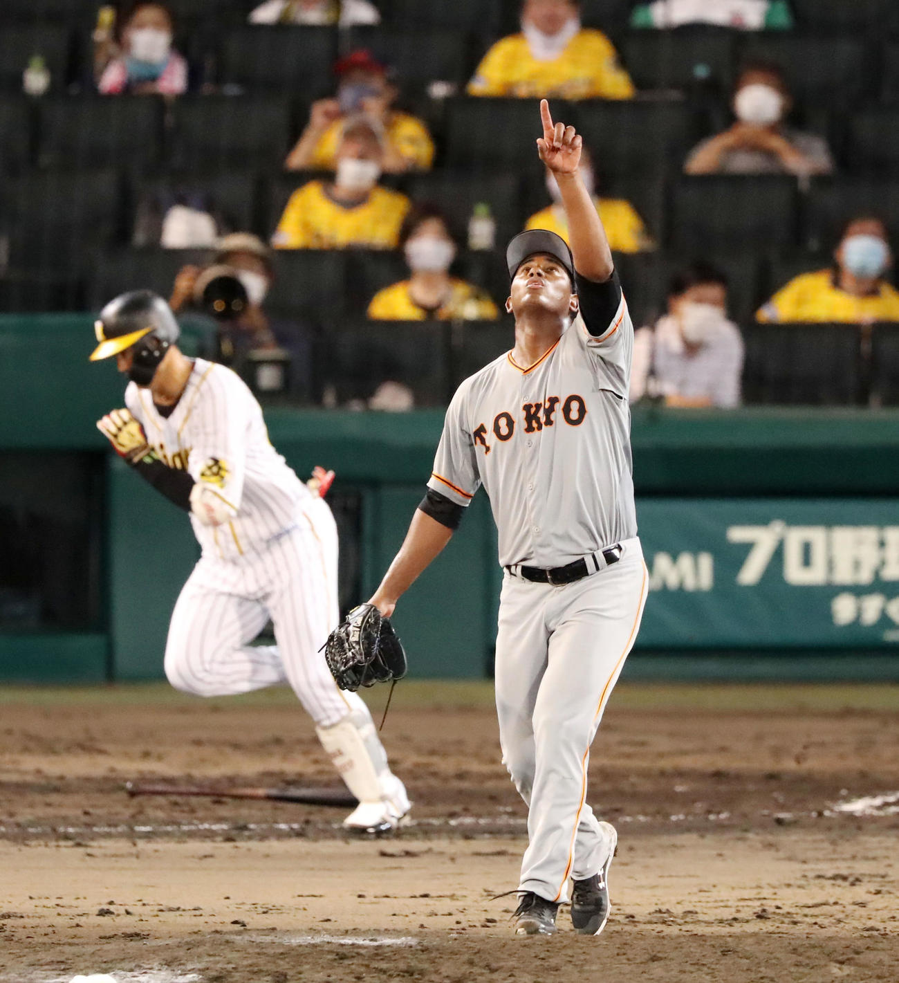 阪神対巨人　6回裏阪神1死、代打中谷の飛球に指をさすメルセデス（撮影・加藤哉）