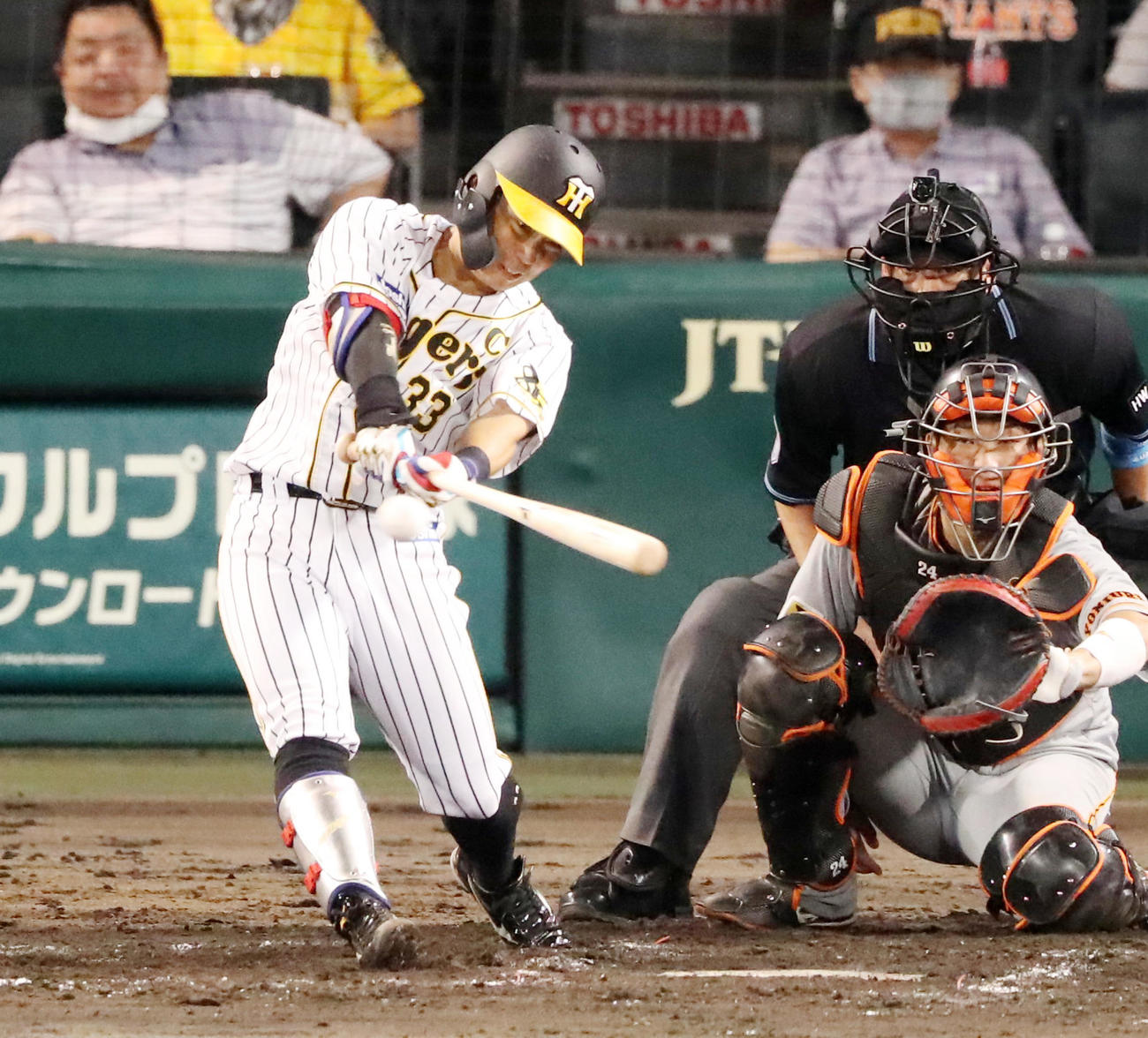 阪神対巨人　7回裏阪神無死、糸原は右前打を放つ（撮影・加藤哉）