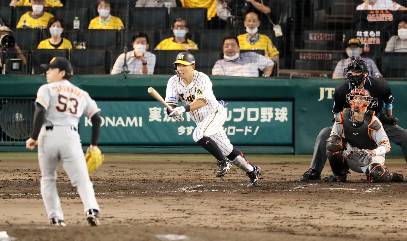 阪神対巨人　7回裏阪神無死、糸原は右前打を放つ（撮影・加藤哉）