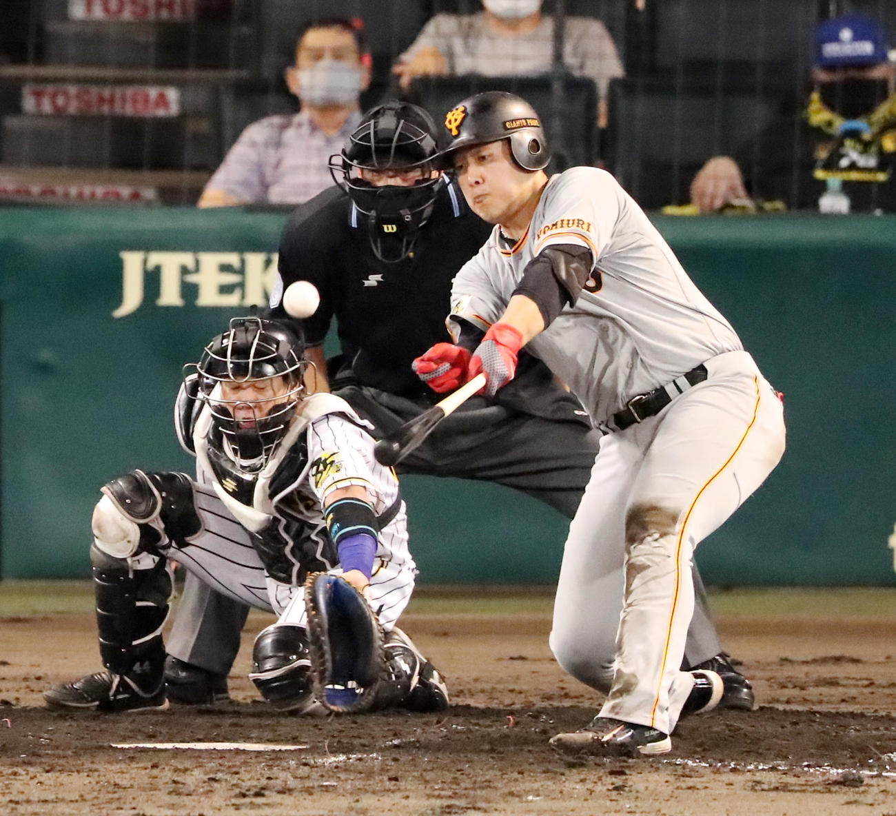 阪神対巨人　5回表巨人1死一、三塁、岡本は左越え適時二塁打を放つ（撮影・加藤哉）