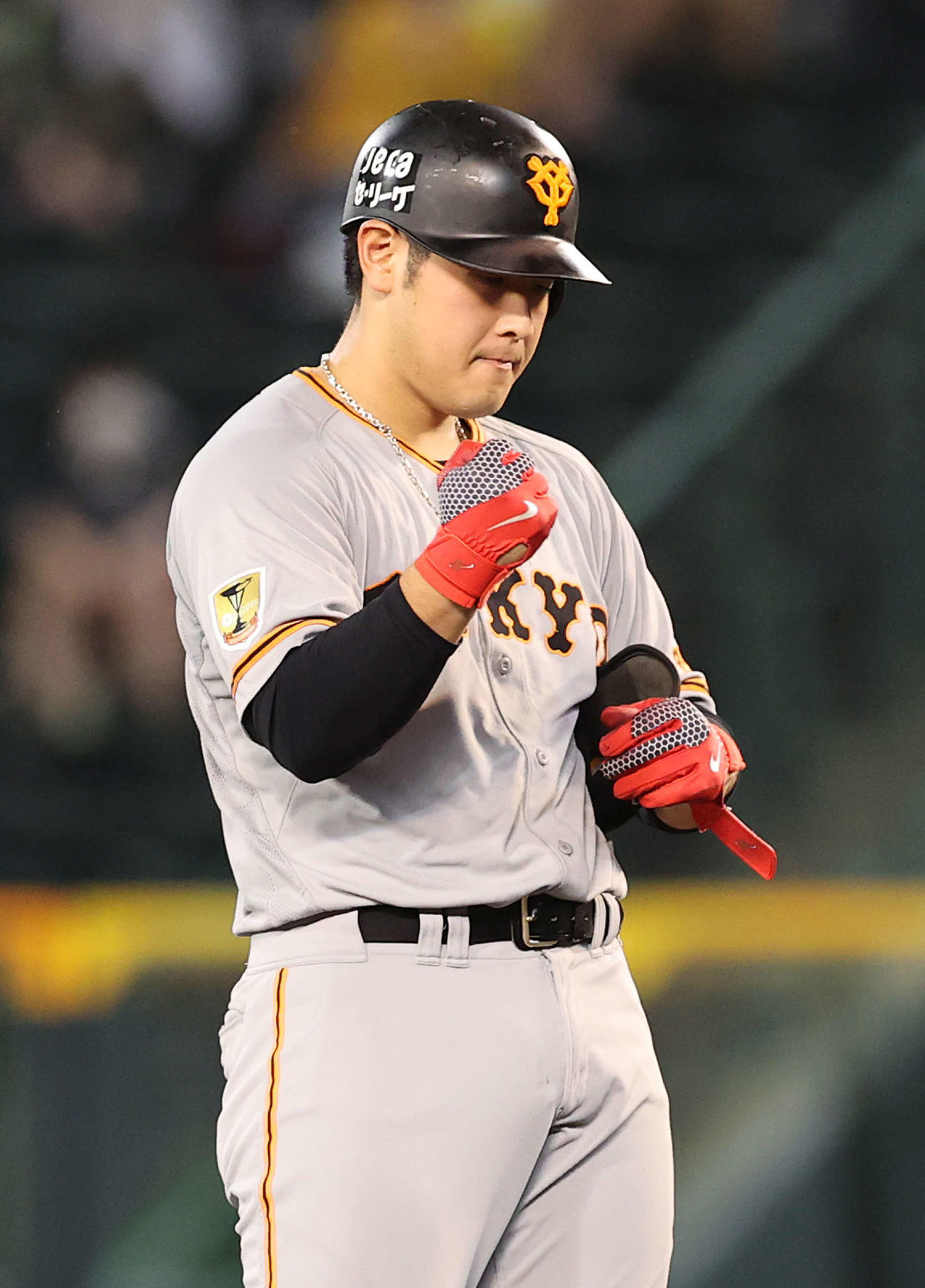 阪神対巨人　5回表巨人1死一、二塁、適時二塁打を放ち拳を握りしめる岡本（撮影・河野匠）