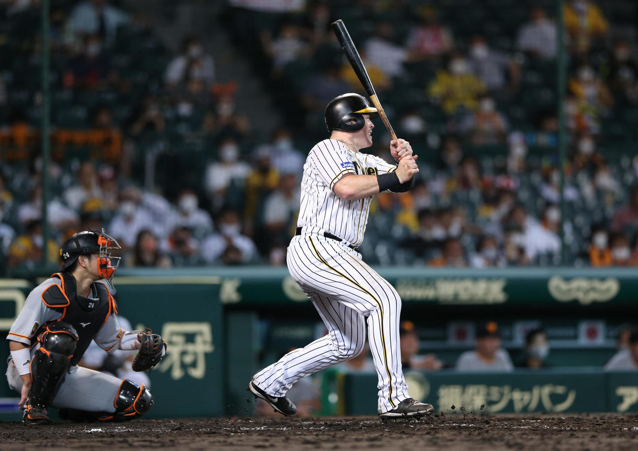 阪神対巨人13回戦　7回裏阪神2死一、三塁、ジャスティン・ボーアは三塁内野安打を放つ（撮影・上山淳一）