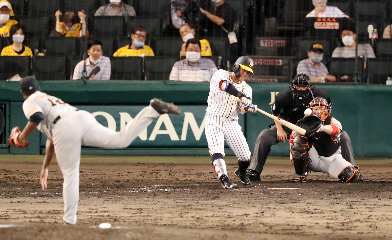 阪神対巨人　9回裏阪神無死、糸原は左越え本塁打を放つ（撮影・加藤哉）
