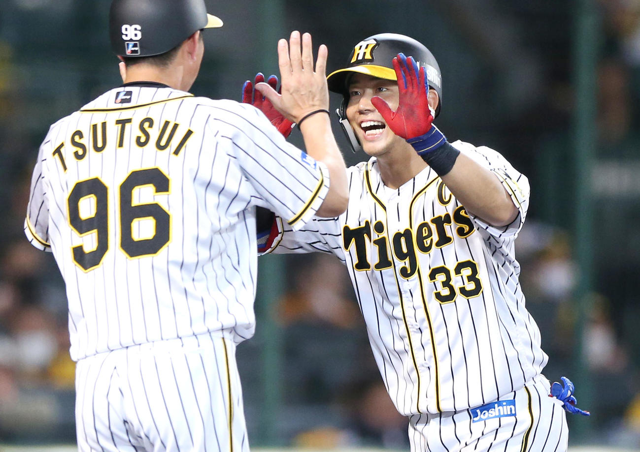 阪神対巨人　9回裏阪神無死、糸原（右）は左越え本塁打を放ち歓喜のハイタッチ（撮影・上山淳一）