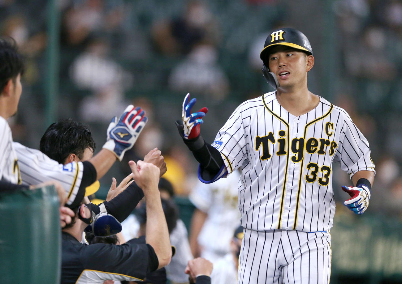 阪神対巨人　9回裏阪神無死、糸原は左越え本塁打を放ちエアタッチ（撮影・上山淳一）