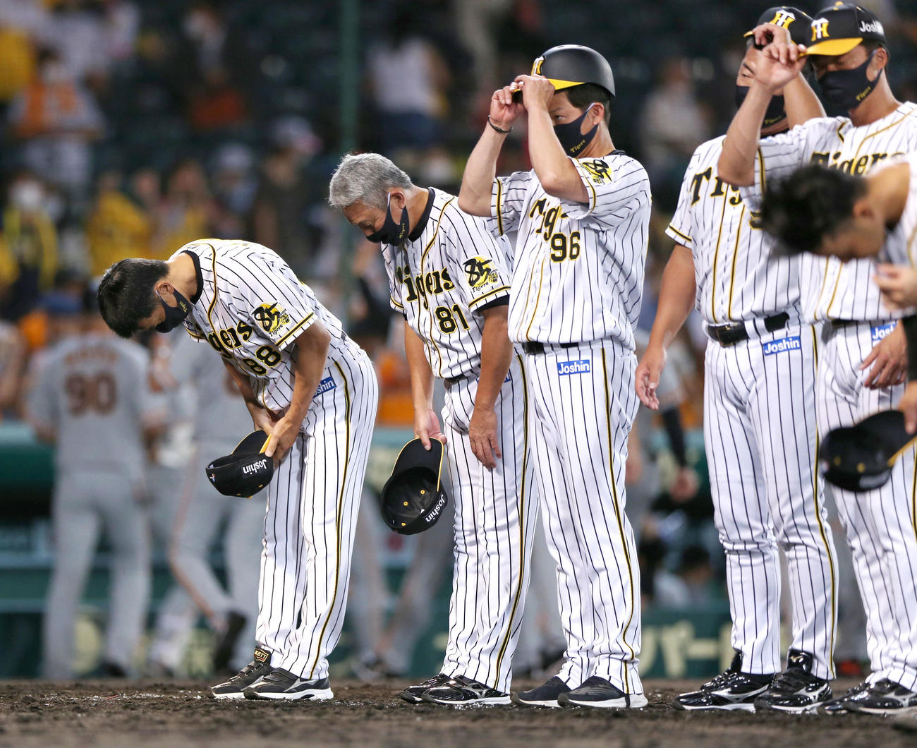 阪神対巨人　巨人に敗れファンにあいさつする矢野監督（左）ら（撮影・上山淳一）