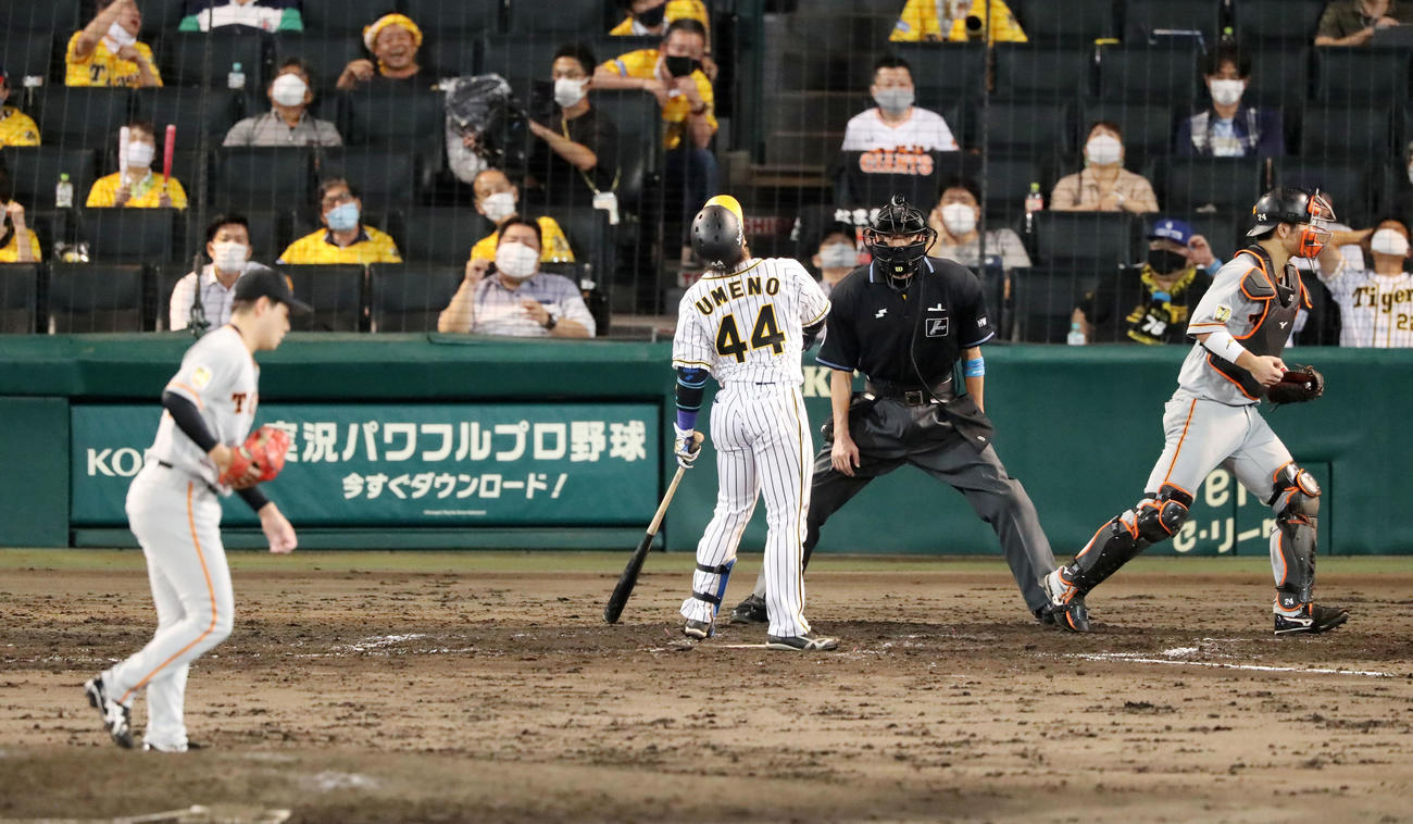 阪神対巨人　7回裏阪神2死一、二塁、梅野は三振に倒れる（撮影・加藤哉）