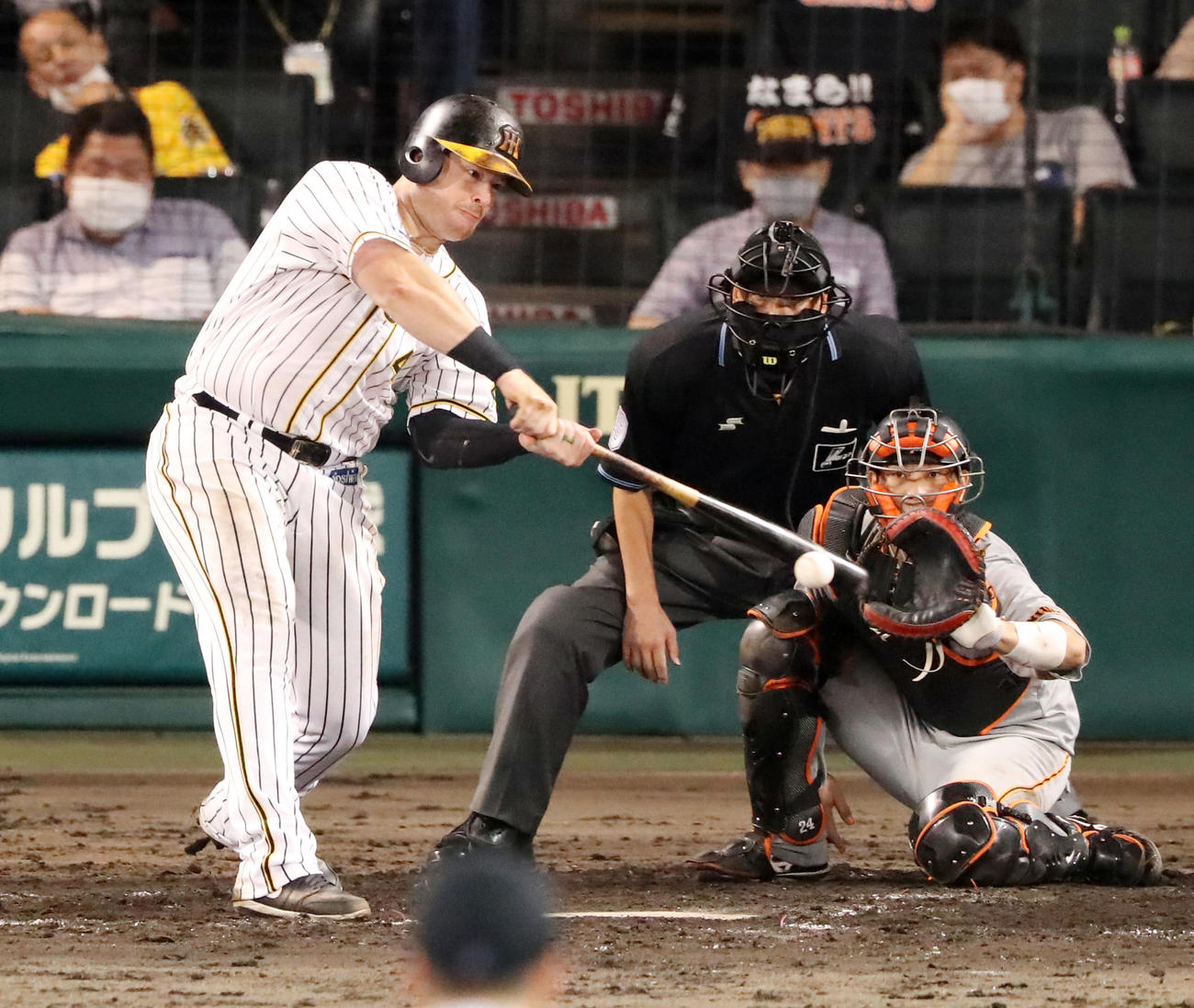 阪神対巨人　7回裏阪神2死一、三塁、ボーアは三塁へ適時内野安打を放つ（撮影・加藤哉）