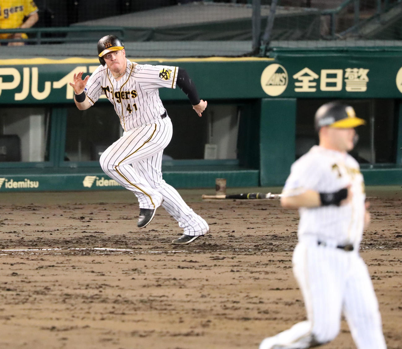 阪神対巨人　7回裏阪神2死一、三塁、ボーアは三塁へ適時内野安打を放つ（撮影・加藤哉）