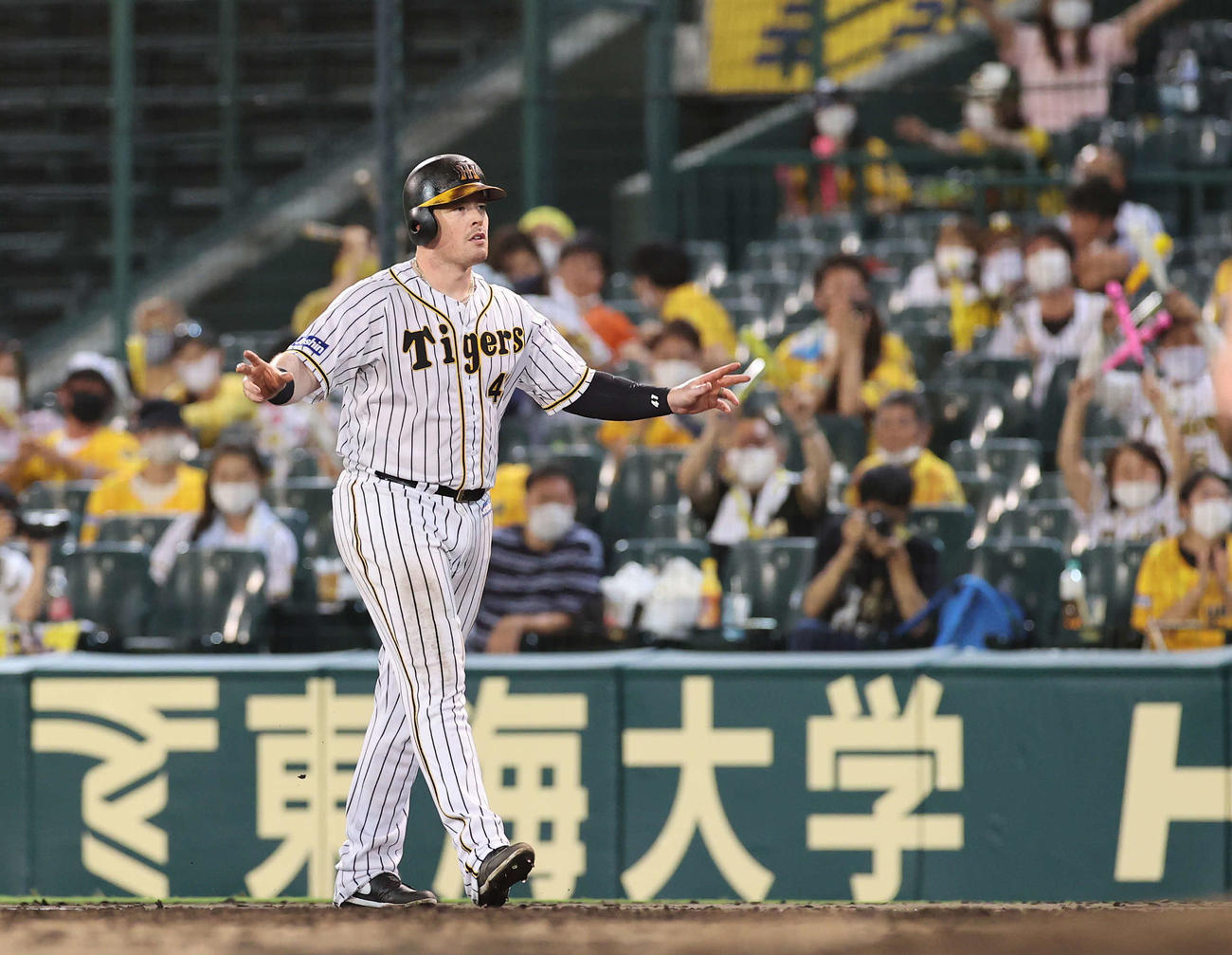 阪神対巨人　7回裏阪神2死一、三塁、適時打を放ち喜ぶボーア（撮影・河野匠）