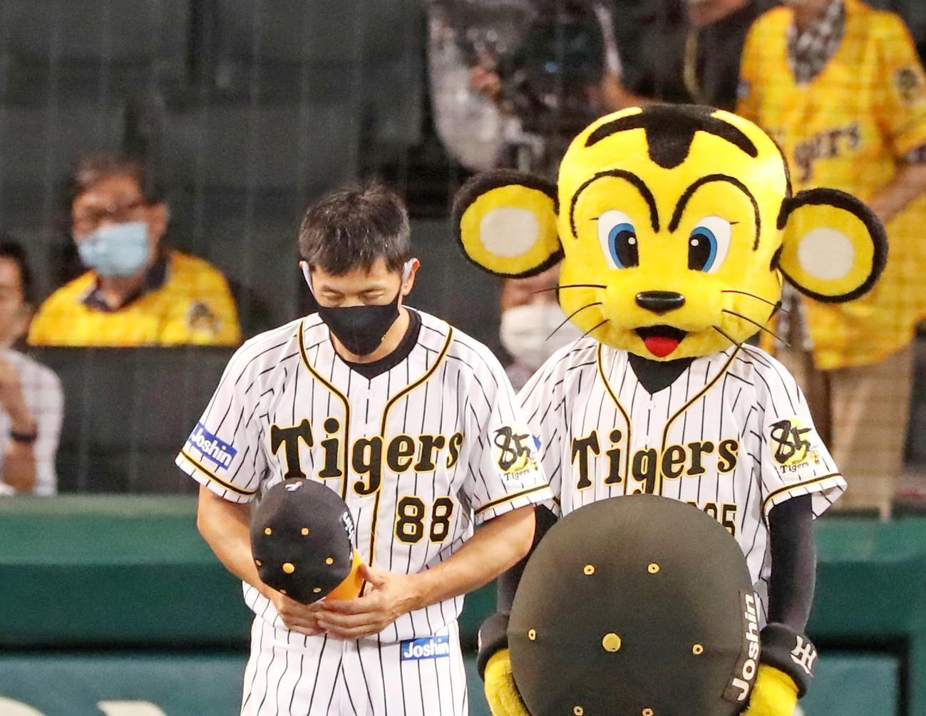 巨人に敗れスタンドへ一礼する矢野監督（撮影・加藤哉）
