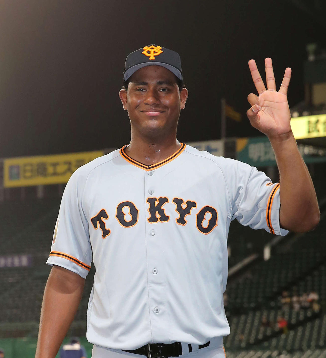 阪神を下し、3勝目ポーズで笑顔を見せるメルセデス（撮影・河野匠）