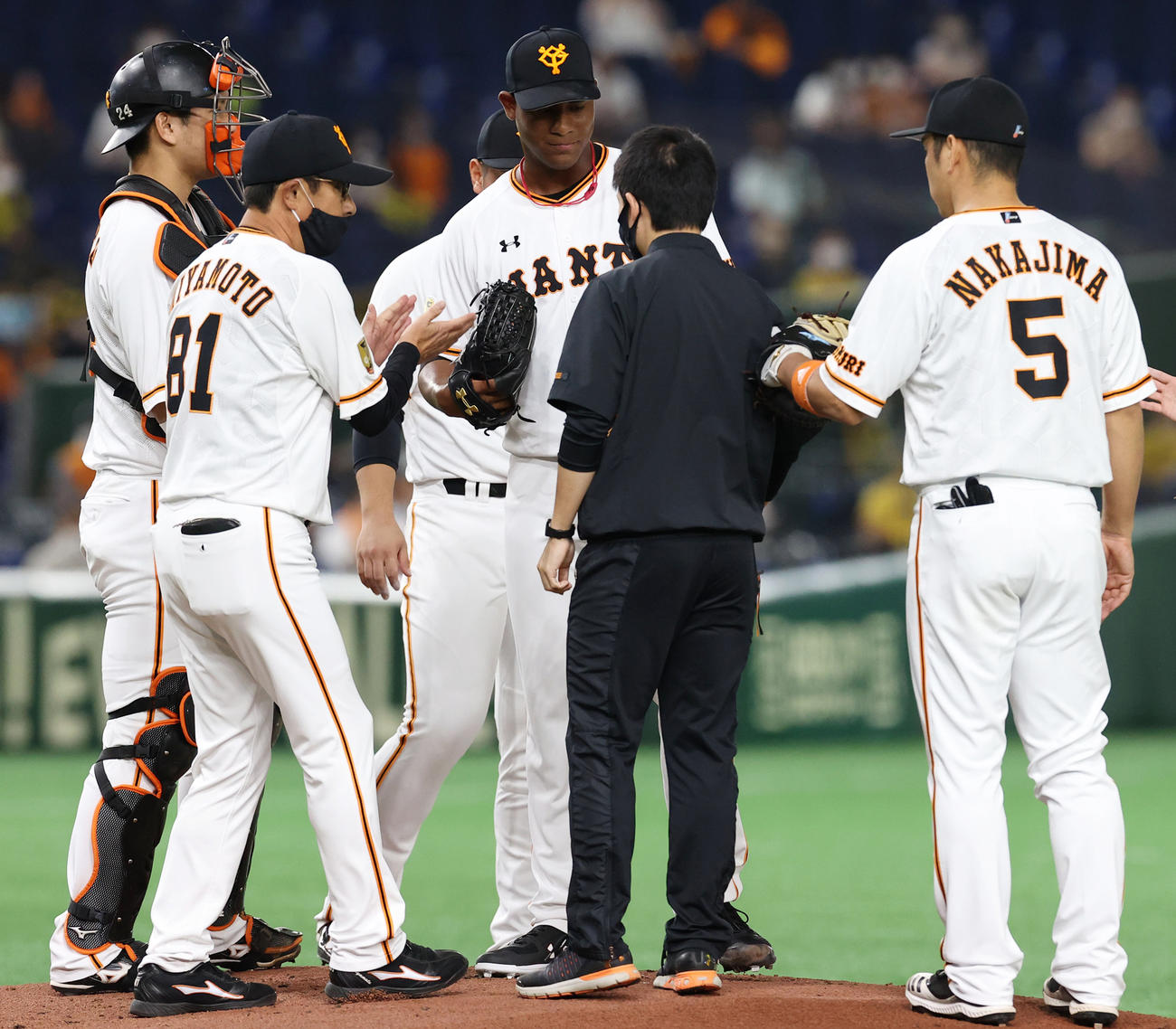8月19日、阪神戦の1回表、マウンドで沈んだ表情を見せる巨人メルセデス（中央）。左から2人目は宮本コーチ