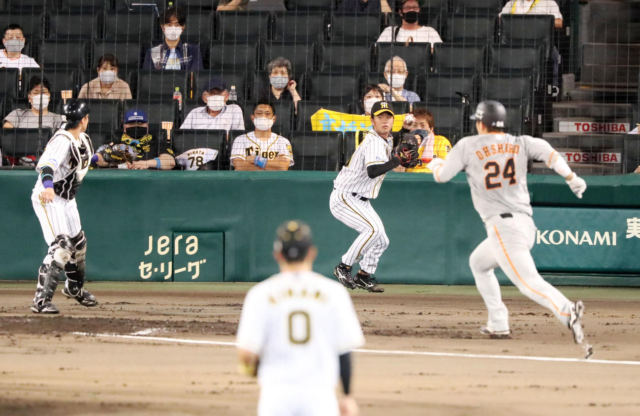 阪神対巨人　3回表巨人1死満塁、松原の中飛を捕球した近本からの送球が悪送球となり、大城（右）の生還を許す。中央後方はカバーにはいる高橋（撮影・加藤哉）