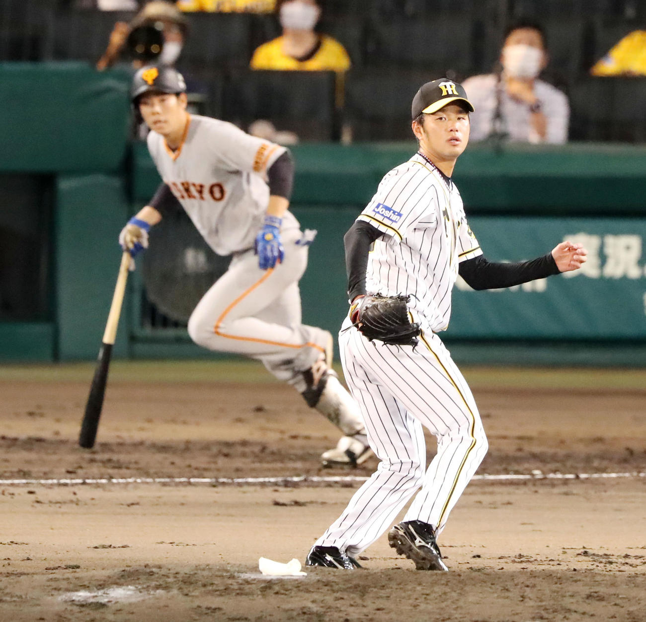 阪神対巨人　3回表巨人1死満塁、高橋は松原に中飛を浴び、本塁悪送球で先制点を失う（撮影・加藤哉）