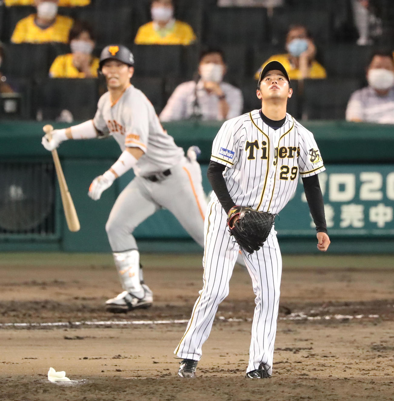 阪神対巨人　4回表巨人1死二、三塁、高橋は大城に中犠飛を浴びる（撮影・加藤哉）