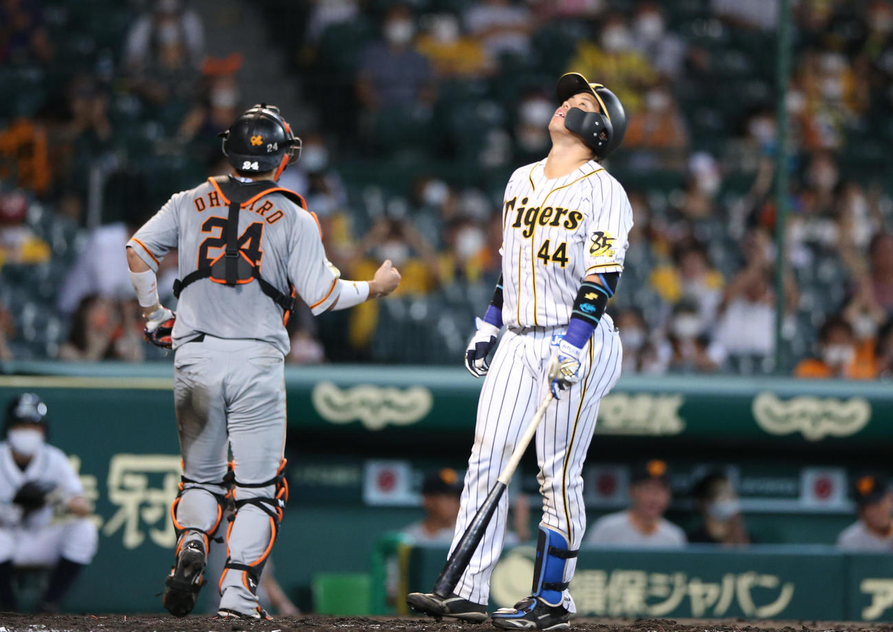 阪神対巨人　7回裏阪神2死一、二塁、梅野は空振り三振に倒れ、天を仰ぐ（撮影・上山淳一）