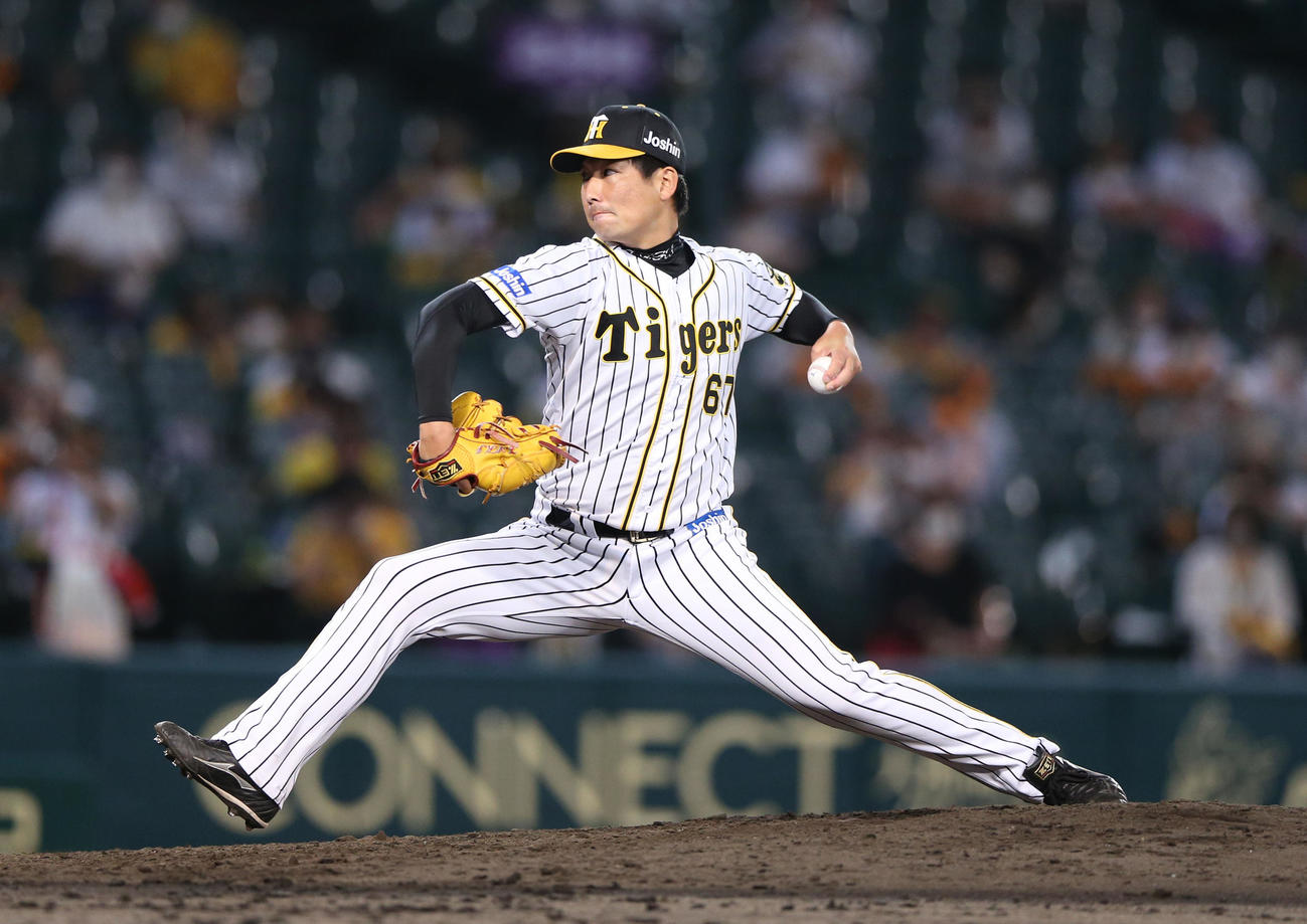 阪神対巨人　9回、阪神4番手で登板の岩崎（撮影・上山淳一）