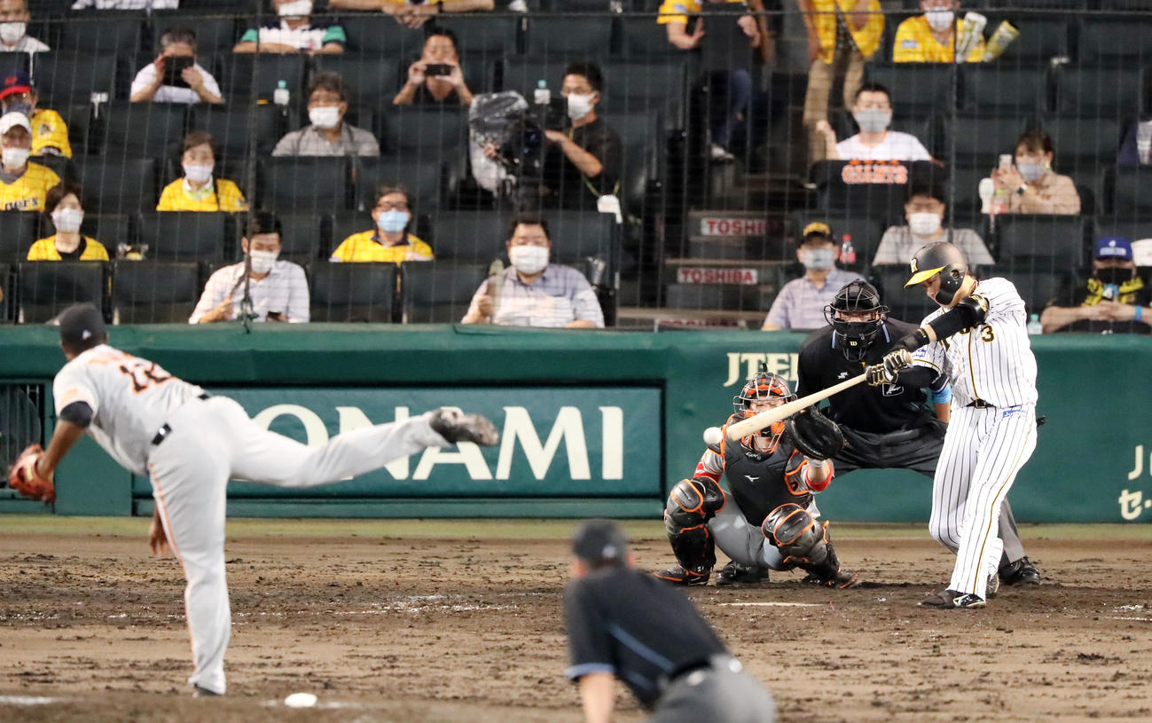 阪神対巨人　9回裏阪神1死一塁、大山は二ゴロ併殺打を放ち試合終了となる（撮影・加藤哉）