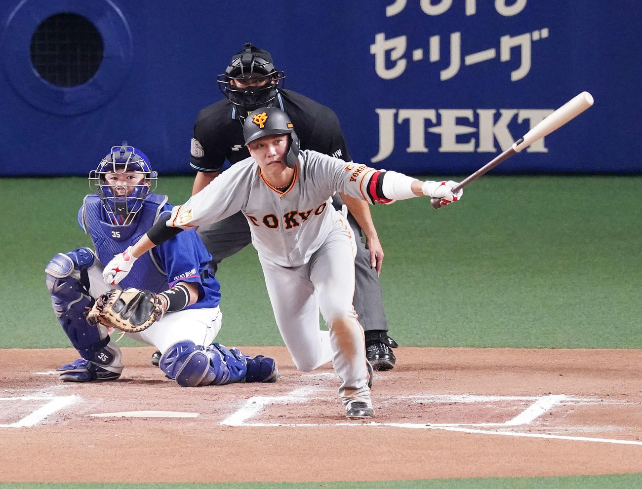 中日対巨人　6回表巨人無死、左前打を放つ坂本（撮影・江口和貴）