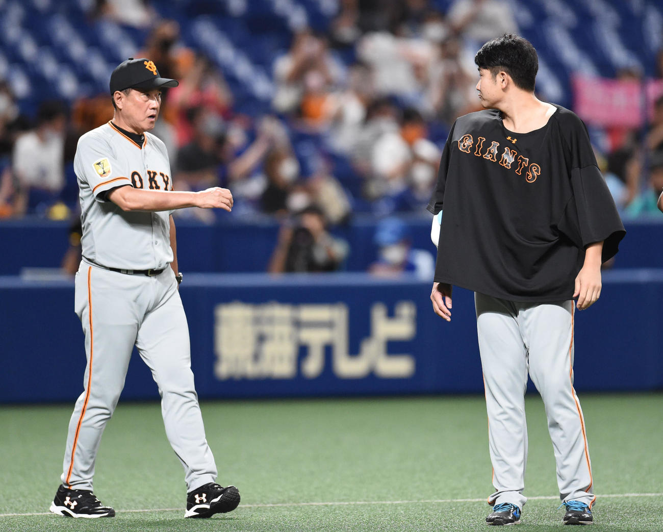 プロ野球中日対巨人　試合終了、菅野智之（右）に声緒をかける原辰徳監督（左）（撮影・森本幸一）＝2020年9月8日、ナゴヤドーム